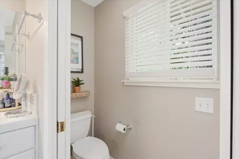 Bath - 21249 Shelly Ln, Anderson, CA 96007 photo 6 of 11