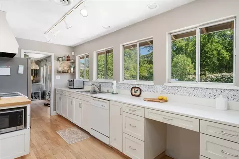 Kitchen - 21249 Shelly Ln, Anderson, CA 96007 photo 2 of 4
