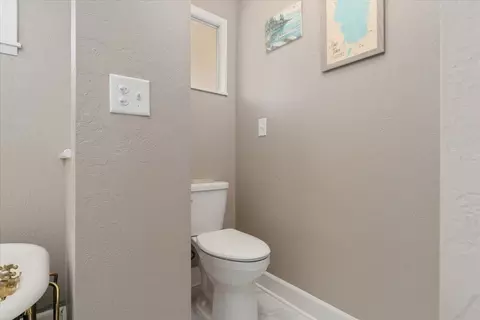 Bath - 21249 Shelly Ln, Anderson, CA 96007 photo 9 of 11