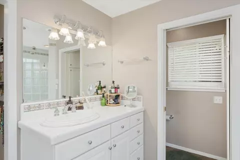 Bath - 21249 Shelly Ln, Anderson, CA 96007 photo 5 of 11