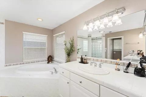 Bath - 21249 Shelly Ln, Anderson, CA 96007 photo 2 of 11