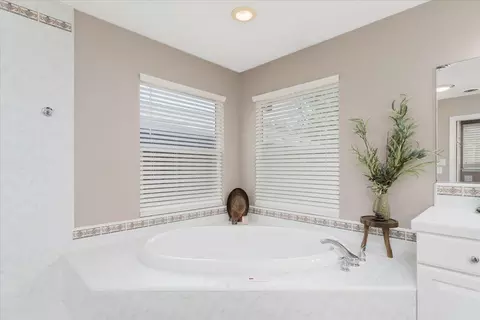 Bath - 21249 Shelly Ln, Anderson, CA 96007 photo 3 of 11