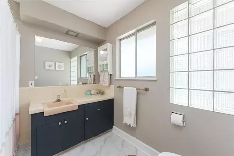 Bath - 21249 Shelly Ln, Anderson, CA 96007 photo 10 of 11