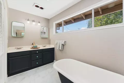 Bath - 21249 Shelly Ln, Anderson, CA 96007 photo 7 of 11