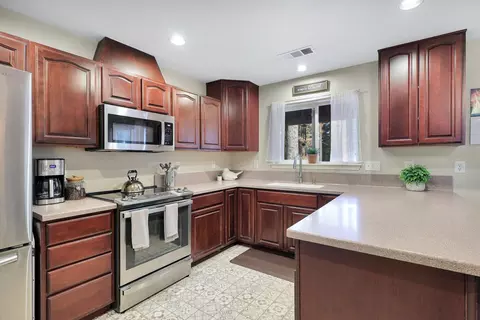 Kitchen - 30622 Figaro Dr, Shingletown, CA 96088 photo 2 of 5