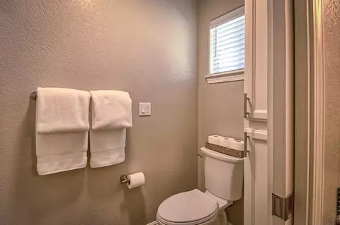 Bath - 815 Jantail Ct, Redding, CA 96003 photo 3 of 5