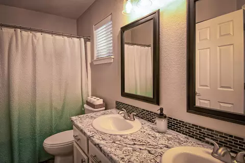 Bath - 815 Jantail Ct, Redding, CA 96003 photo 5 of 5