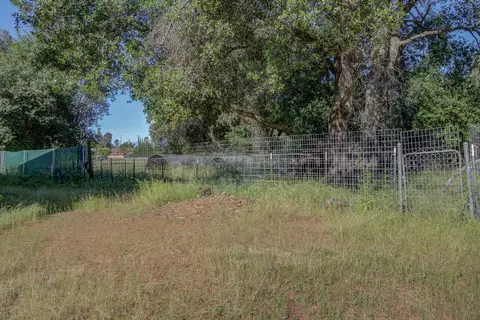 Exterior - 20192 Lyal Ln, Redding, CA 96002 photo 18 of 32