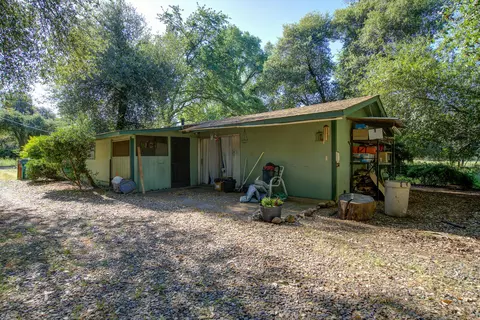 Exterior - 20192 Lyal Ln, Redding, CA 96002 photo 7 of 32