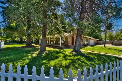 2431 Sacramento Dr, Redding, CA 96001