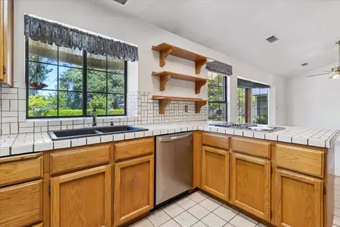 4652 Columbine Dr, Redding, CA 96002 photo 3