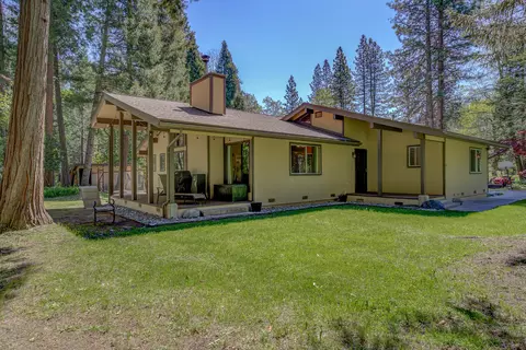 12 Billys Peak Dr, Trinity Center, CA 96091