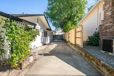 Exterior - 1855 Wisconsin Ave, Redding, CA 96001 photo 6 of 15