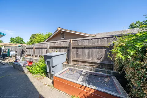 Exterior - 1855 Wisconsin Ave, Redding, CA 96001 photo 15 of 15