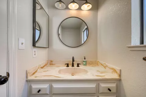 Bath - 831 Mission Sierra Ct, Redding, CA 96003 photo 2 of 2
