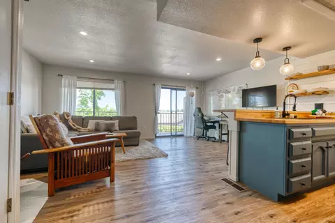 Living - 831 Mission Sierra Ct, Redding, CA 96003 photo 1 of 3