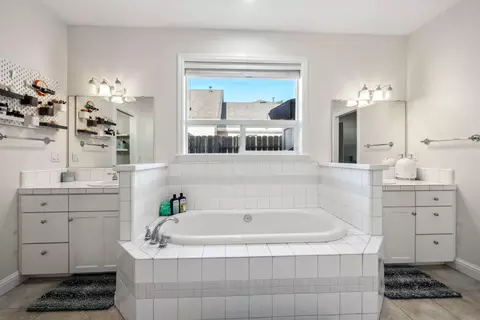 Bath - 6235 Gold Hills Ct, Redding, CA 96003 photo 1 of 3
