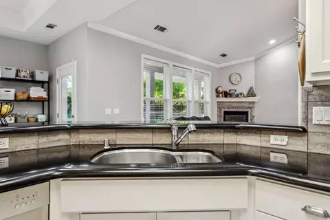 Kitchen - 6235 Gold Hills Ct, Redding, CA 96003 photo 4 of 5