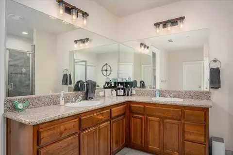 Bath - 342 Reddington Dr, Redding, CA 96003 photo 2 of 8