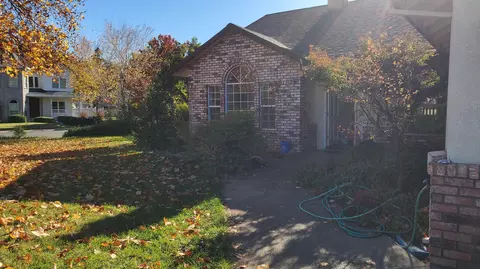 2555 Western Oak Dr, Redding, CA 96002