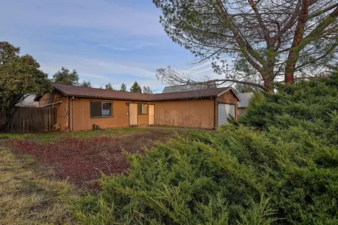 1786 Lazelle Ct, Redding, CA 96002 photo 2