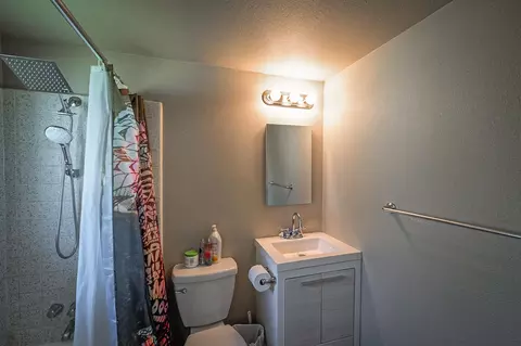 Bath - 1488 Riviera Dr, Redding, CA 96001 photo 1 of 2