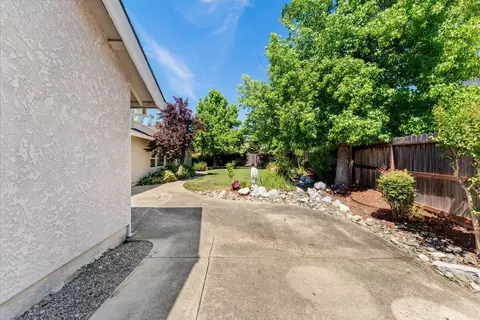 Exterior - 2510 Cumberland Dr, Redding, CA 96001 photo 8 of 8