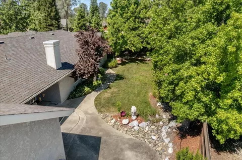 Exterior - 2510 Cumberland Dr, Redding, CA 96001 photo 7 of 8