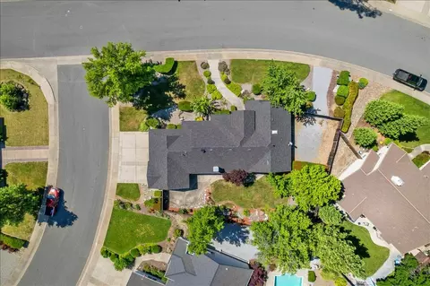 View/Area - 2510 Cumberland Dr, Redding, CA 96001 photo 4 of 7