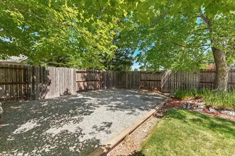 Exterior - 2510 Cumberland Dr, Redding, CA 96001 photo 6 of 8