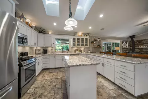 549 Royal Oaks Dr, Redding, CA 96001 photo 9