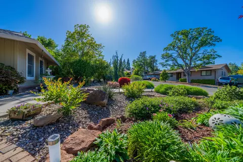 549 Royal Oaks Dr, Redding, CA 96001 photo 3