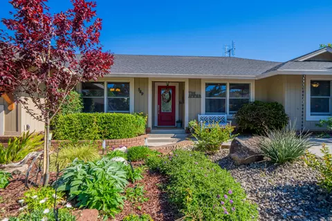 549 Royal Oaks Dr, Redding, CA 96001 photo 2