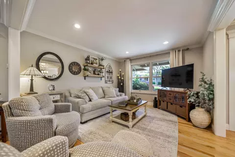 549 Royal Oaks Dr, Redding, CA 96001 photo 4