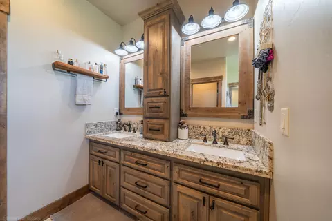 Bath - 20387 Blue Mtn, Redding, CA 96003 photo 2 of 5
