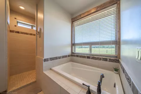 Bath - 20387 Blue Mtn, Redding, CA 96003 photo 4 of 5
