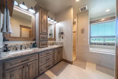 Bath - 20387 Blue Mtn, Redding, CA 96003 photo 3 of 5