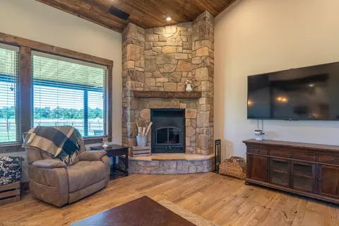 Living - 20387 Blue Mtn, Redding, CA 96003 photo 5 of 5