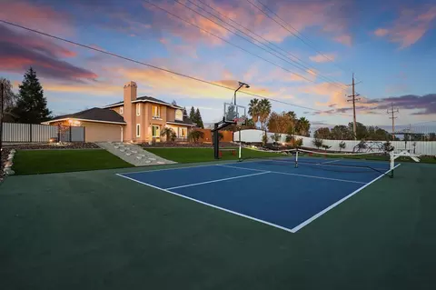 256 River Park Dr, Redding, CA 96003