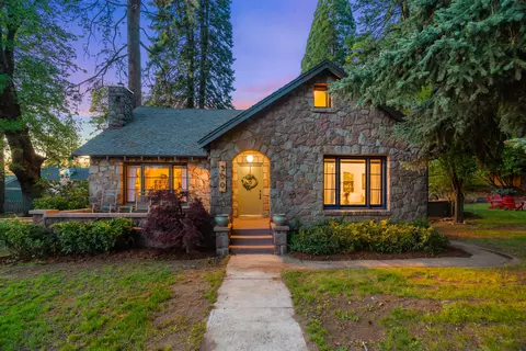 300 Mccloud Ave, Mount Shasta, CA 96067