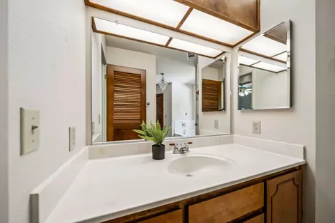 Bath - 8264 Equestrian Dr, Redding, CA 96001 photo 3 of 4
