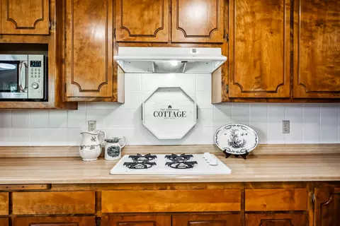Kitchen - 8264 Equestrian Dr, Redding, CA 96001 photo 4 of 5