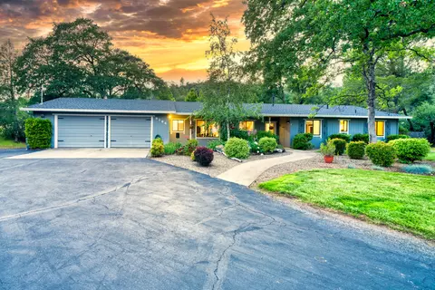 8264 Equestrian Dr, Redding, CA 96001