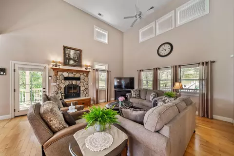 Living - 22922 Kentucky Ln, Bella Vista, CA 96008 photo 1 of 5