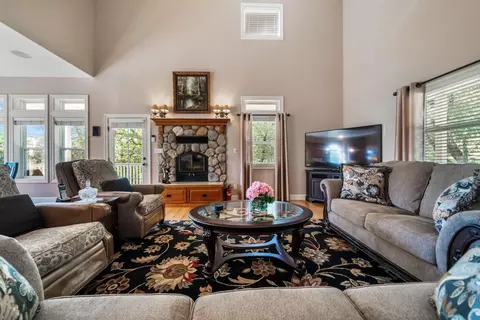 Living - 22922 Kentucky Ln, Bella Vista, CA 96008 photo 2 of 5