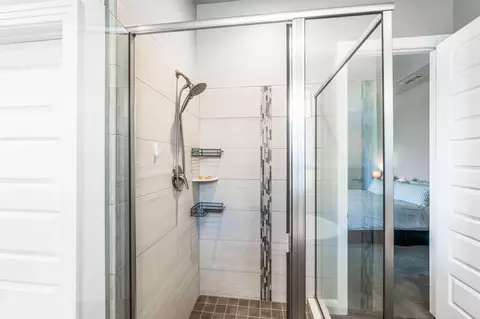 Bath - 951 Katmai Pl, Redding, CA 96001 photo 2 of 5