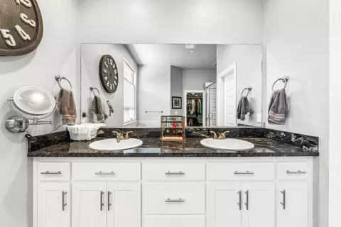 Bath - 951 Katmai Pl, Redding, CA 96001 photo 4 of 5