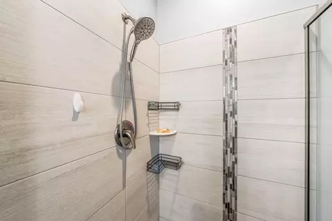 Bath - 951 Katmai Pl, Redding, CA 96001 photo 3 of 5