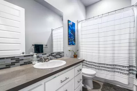 Bath - 951 Katmai Pl, Redding, CA 96001 photo 5 of 5