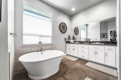Bath - 951 Katmai Pl, Redding, CA 96001 photo 1 of 5